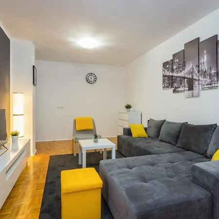 Laveruda With Balcony And Free Parking