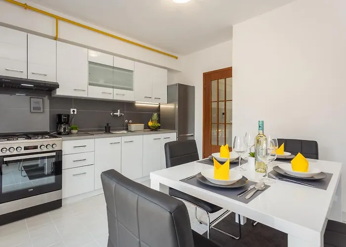 Laveruda With Balcony And Free Parking *