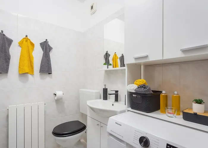 Laveruda With Balcony And Free Parking * Pula