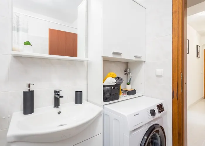 Laveruda With Balcony And Free Parking