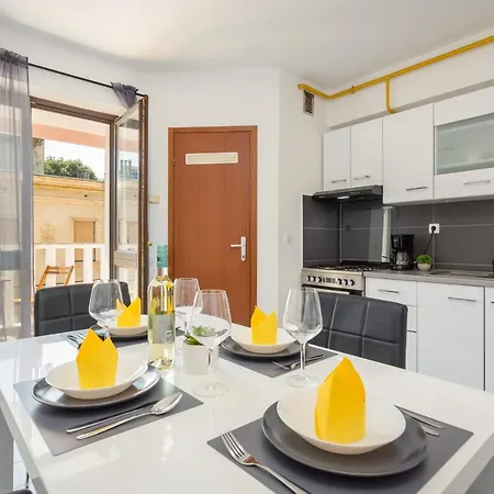 Apartment Laveruda With Balcony And Free Parking *