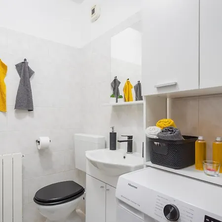 Laveruda With Balcony And Free Parking * Pula