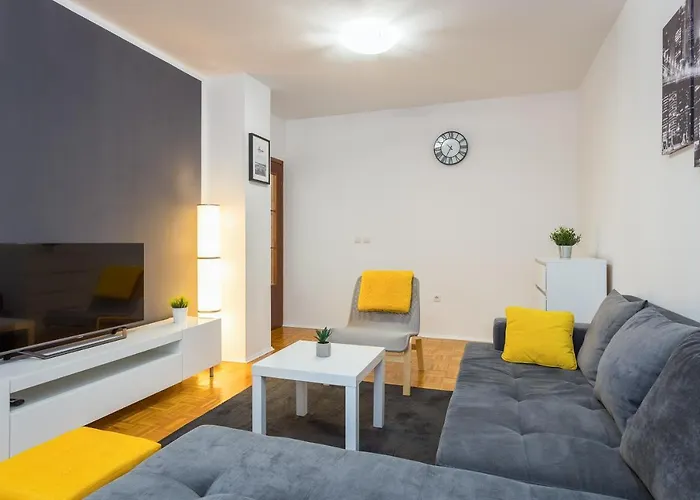 Laveruda With Balcony And Free Parking *