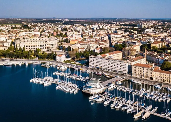 Laveruda With Balcony And Free Parking Apartman *