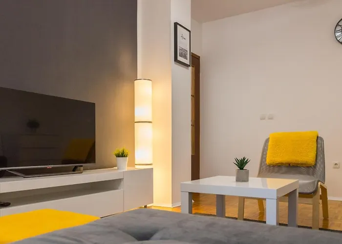 Apartman Laveruda With Balcony And Free Parking