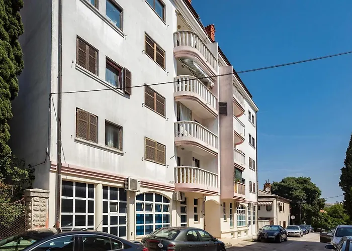 Laveruda With Balcony And Free Parking *