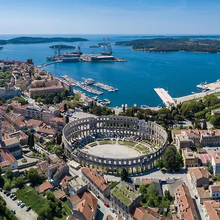 Apartmán Laveruda With Balcony And Free Parking Pula