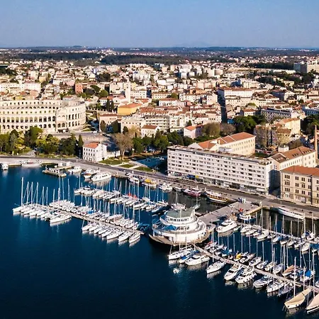 Laveruda With Balcony And Free Parking Apartmán *