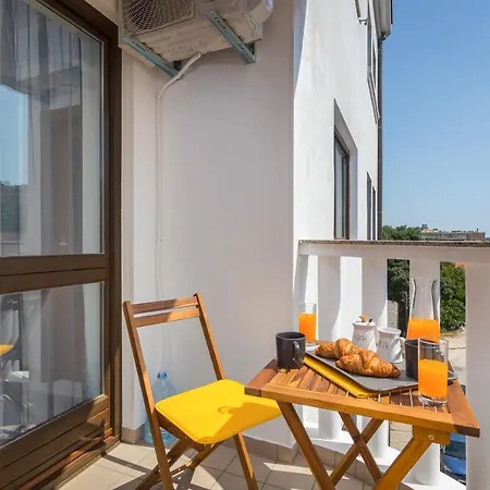 Laveruda With Balcony And Free Parking