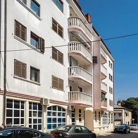 Laveruda With Balcony And Free Parking *